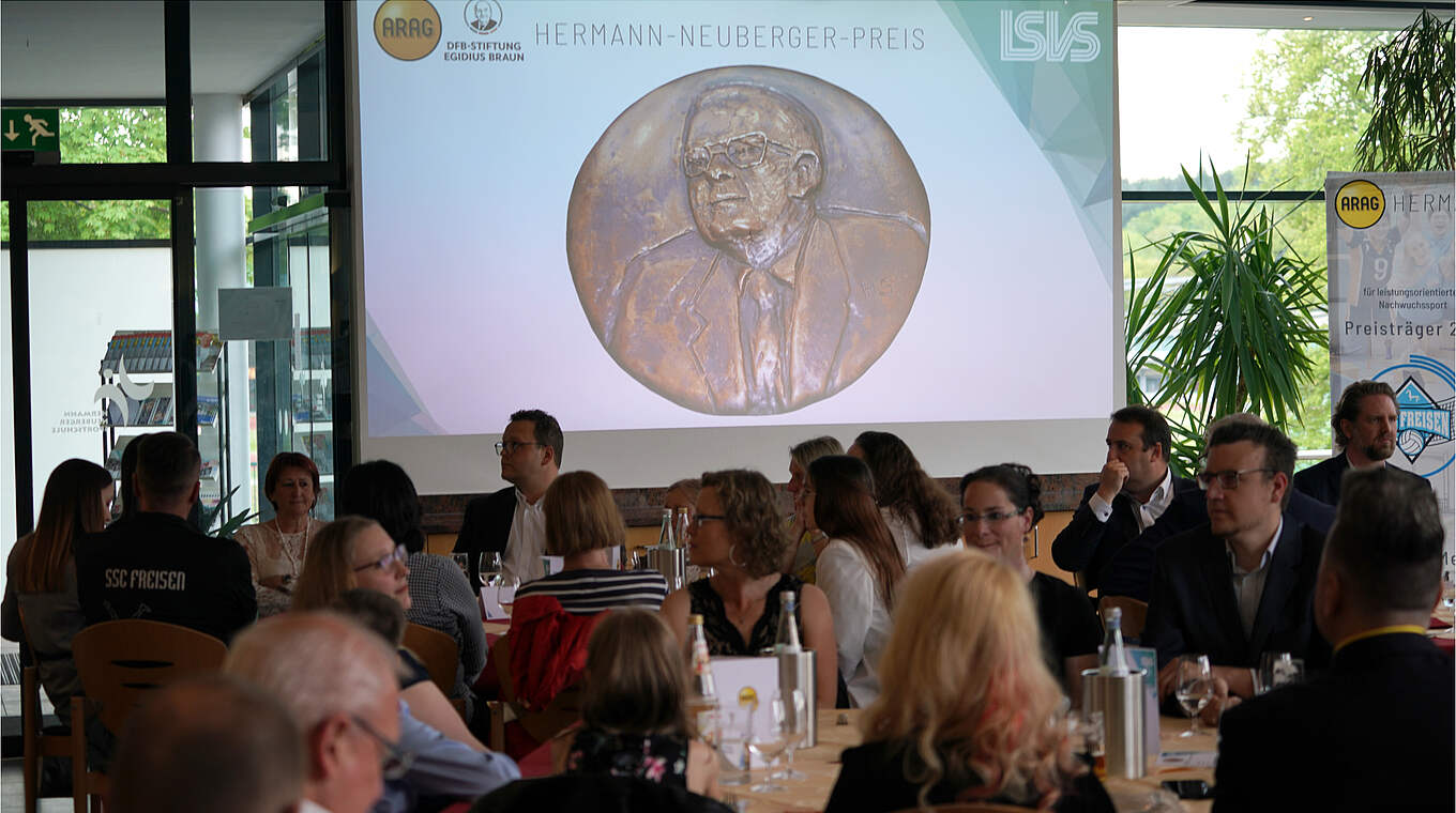 Jährlich für vorbildliche Talentförderung vergeben: der Hermann-Neuberger-Preis © Getty Images