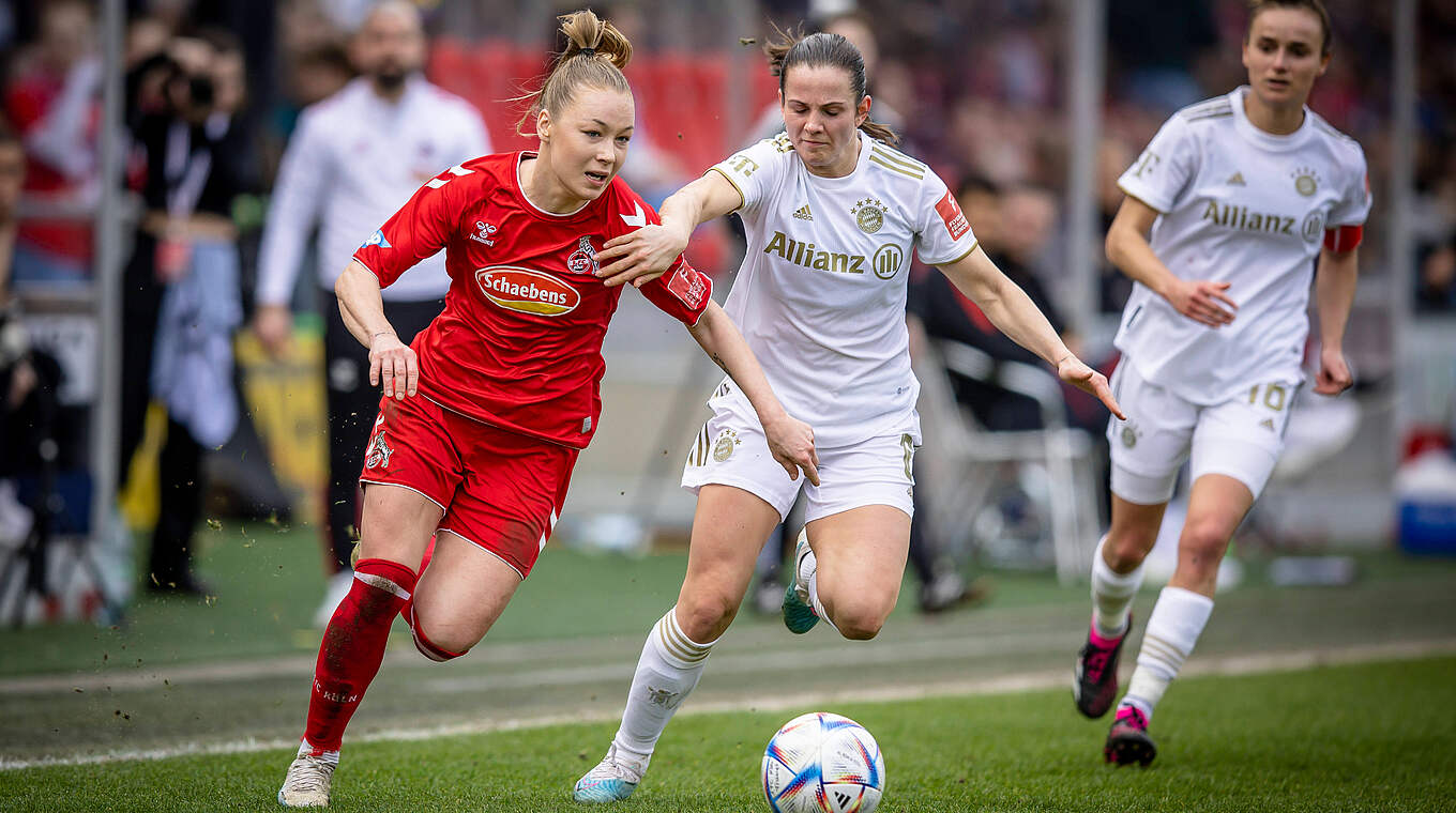 1. FC Köln - FC Bayern München: Weronika Zaistowska (1. FC Koeln) und Tuva Hansen (FC Bayern) im Zweikampf © Imago Images