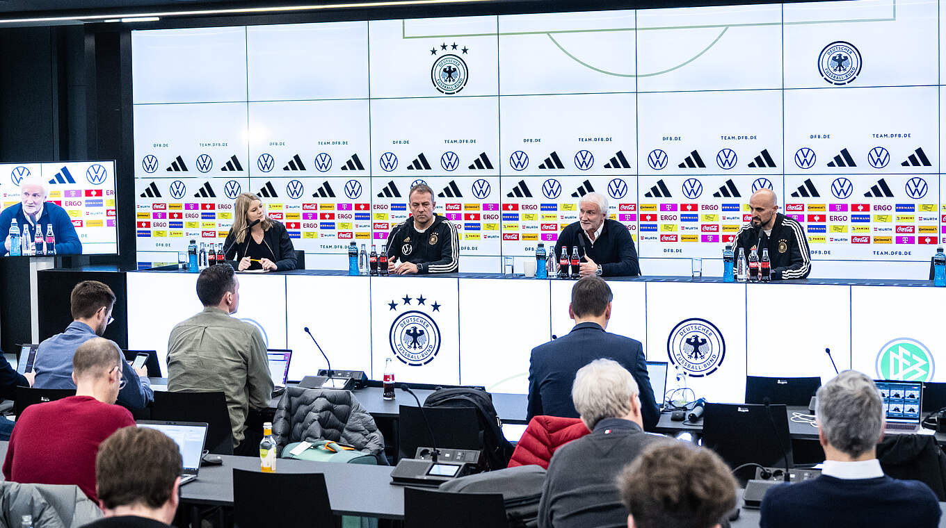 “It has a symbolic meaning,” – the joint press conference with Di Salvo, Völler and Flick © GES Sportfoto