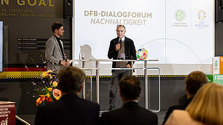 DFB-Präsident Bernd Neuendorf (r.): 