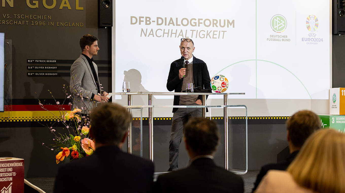 DFB-Präsident Bernd Neuendorf (r.): "Nachhaltigkeit steht im Fokus unseres Tuns" © DFB