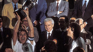 Mit Kaltz (r.) Co.: Dietz (l.) führt die Nationalmannschaft zum EM-Titel 1980 © imago