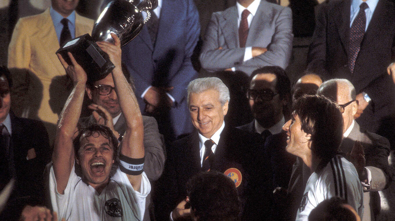 Mit Kaltz (r.) Co.: Dietz (l.) führt die Nationalmannschaft zum EM-Titel 1980 © imago