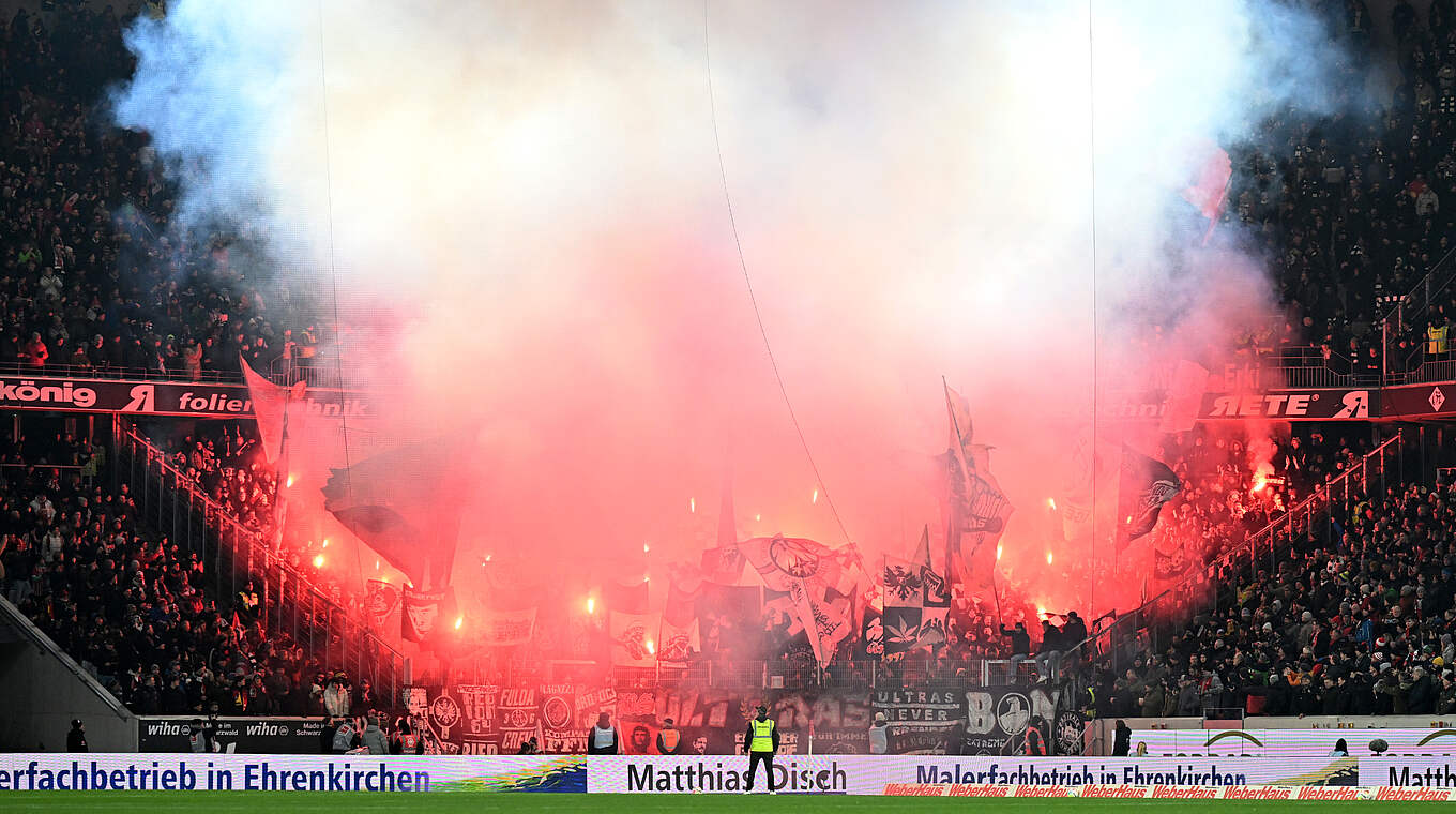 Frankfurter Pyrotechnik in Freiburg: DFB-Sportgericht verhängt Geldstrafe © 2023 Getty Images