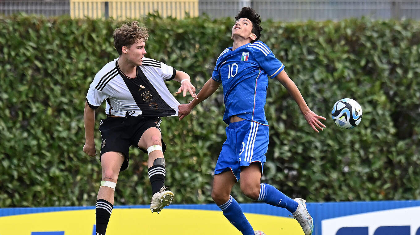 Im ermitterten Zweikampf mit Alessandro Olivieri: Ben Weber (l.) © 2023 Getty Images