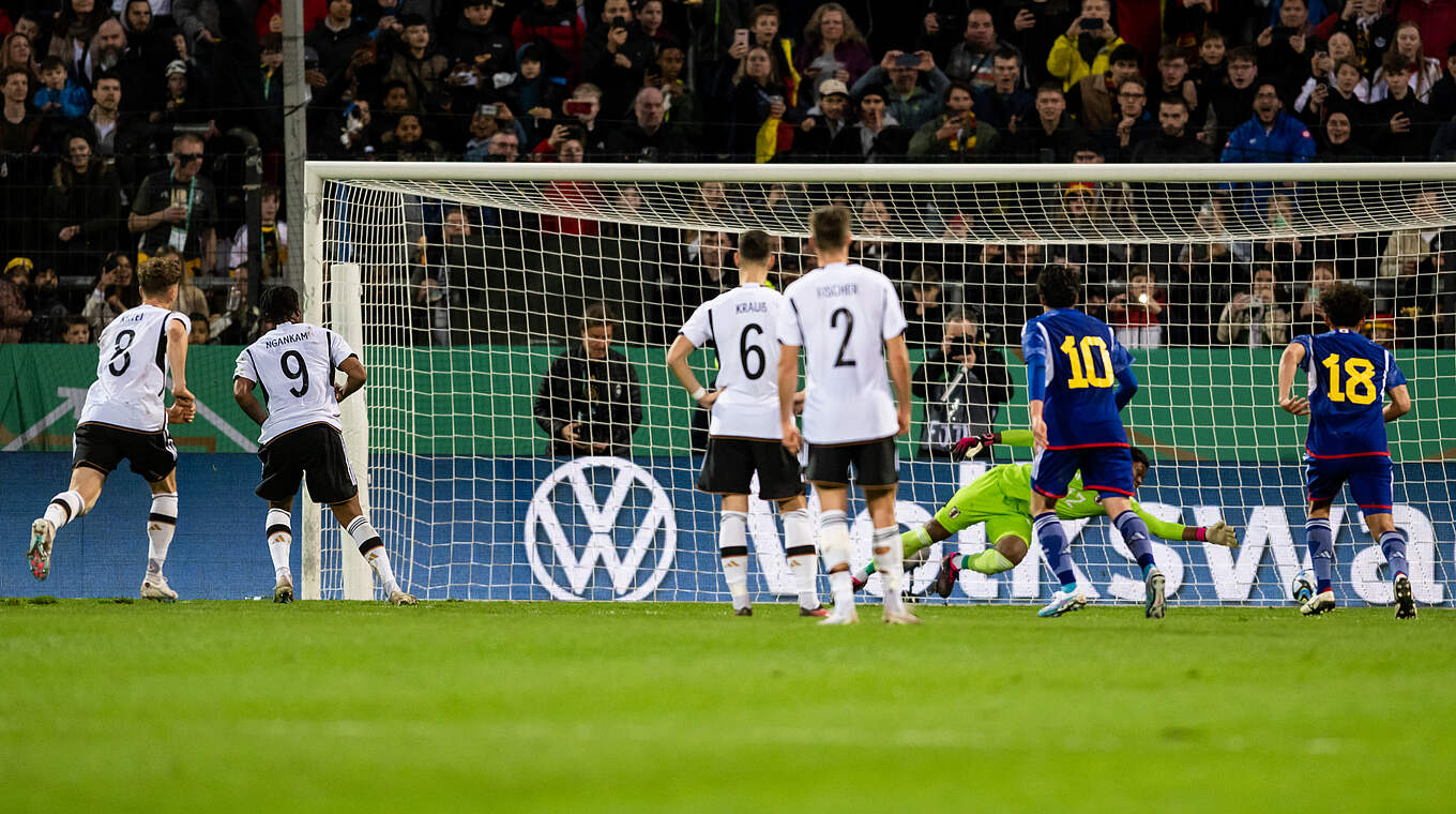 Jessic Ngankam (Nr. 9) verwandelt den Strafstoß zum 1:0 © Getty Images