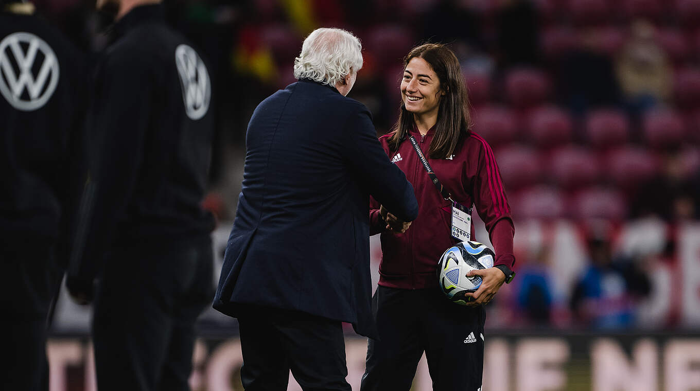 Rudi Völler begrüßt Schiedsrichterin Maria Sole Ferrieri Caputi (r.) © DFB/GES-Sportfoto