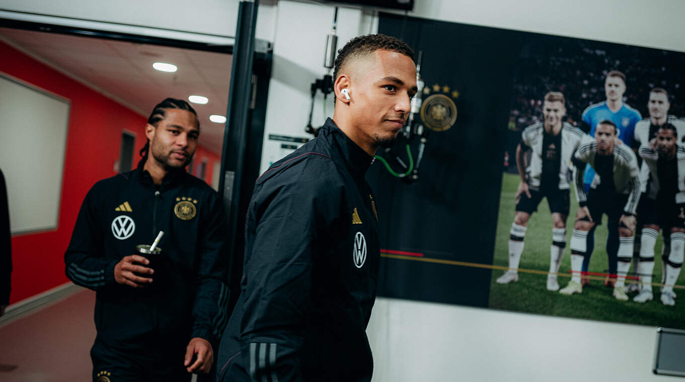 Thilo Kehrer (r.) und Serge Gnabry (l.) © DFB / Philipp Reinhard