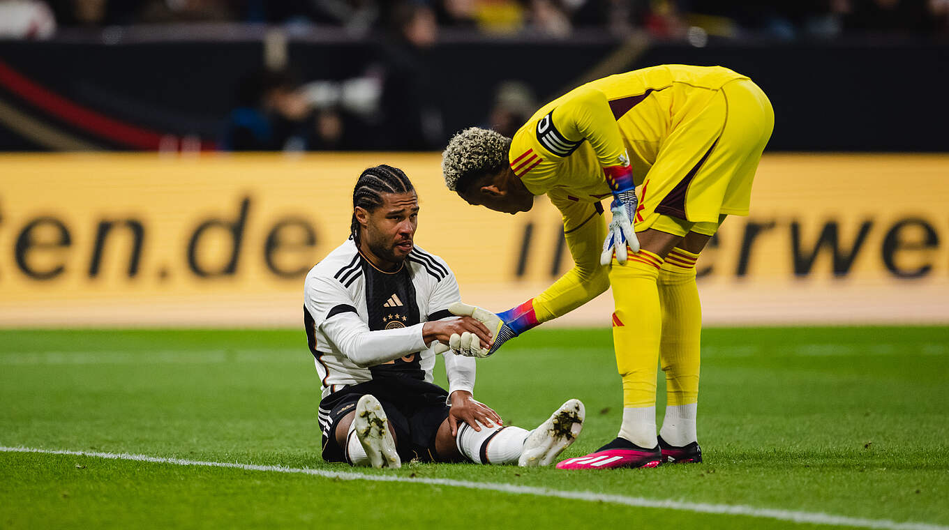 Serge Gnabry (l.) und Pedro Gallese (r.) © DFB/GES-Sportfoto