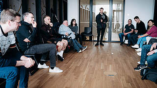Spannende Einblicke: David Raum beim Kabinengespräch mit den 13 Fans © Marco Michalzik