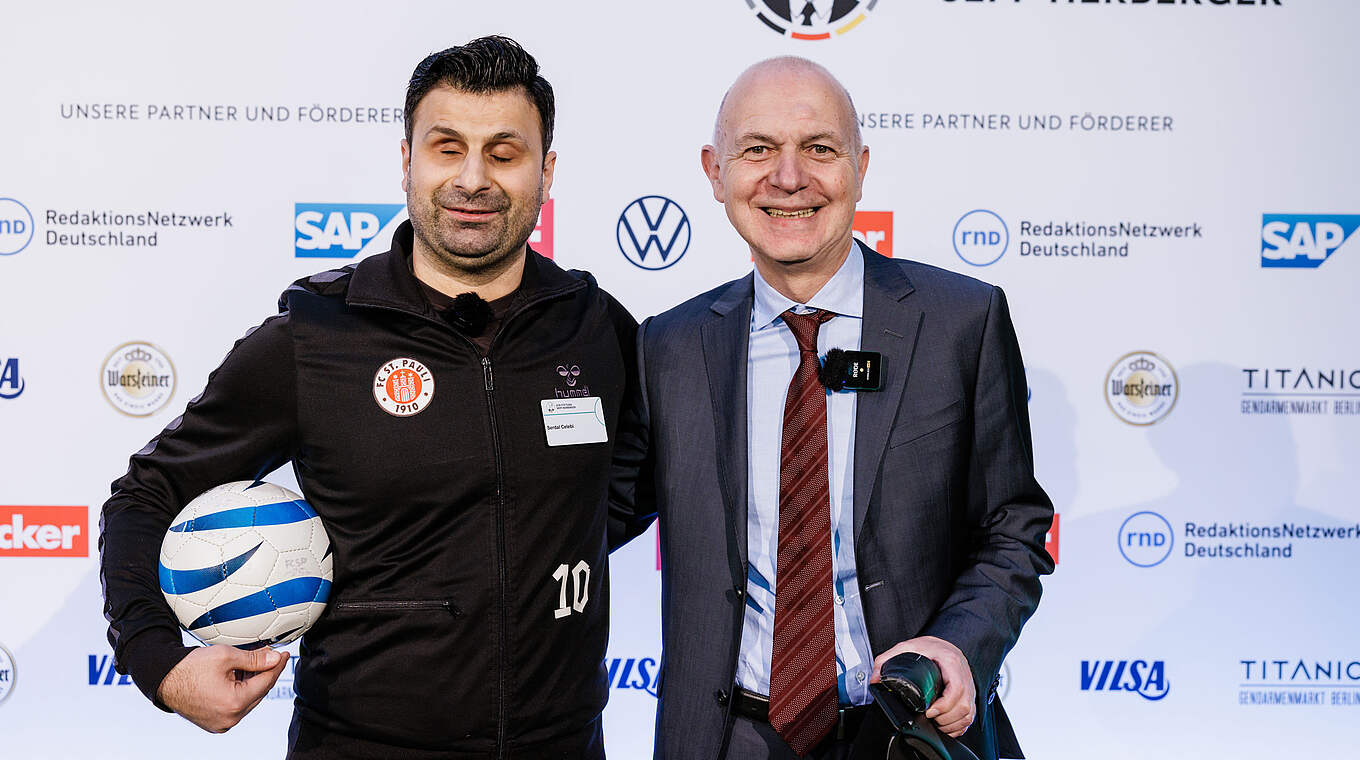 Blindenfußballer Serdal Celebi (l.) und DFB-Präsident Bernd Neuendorf © Getty Images