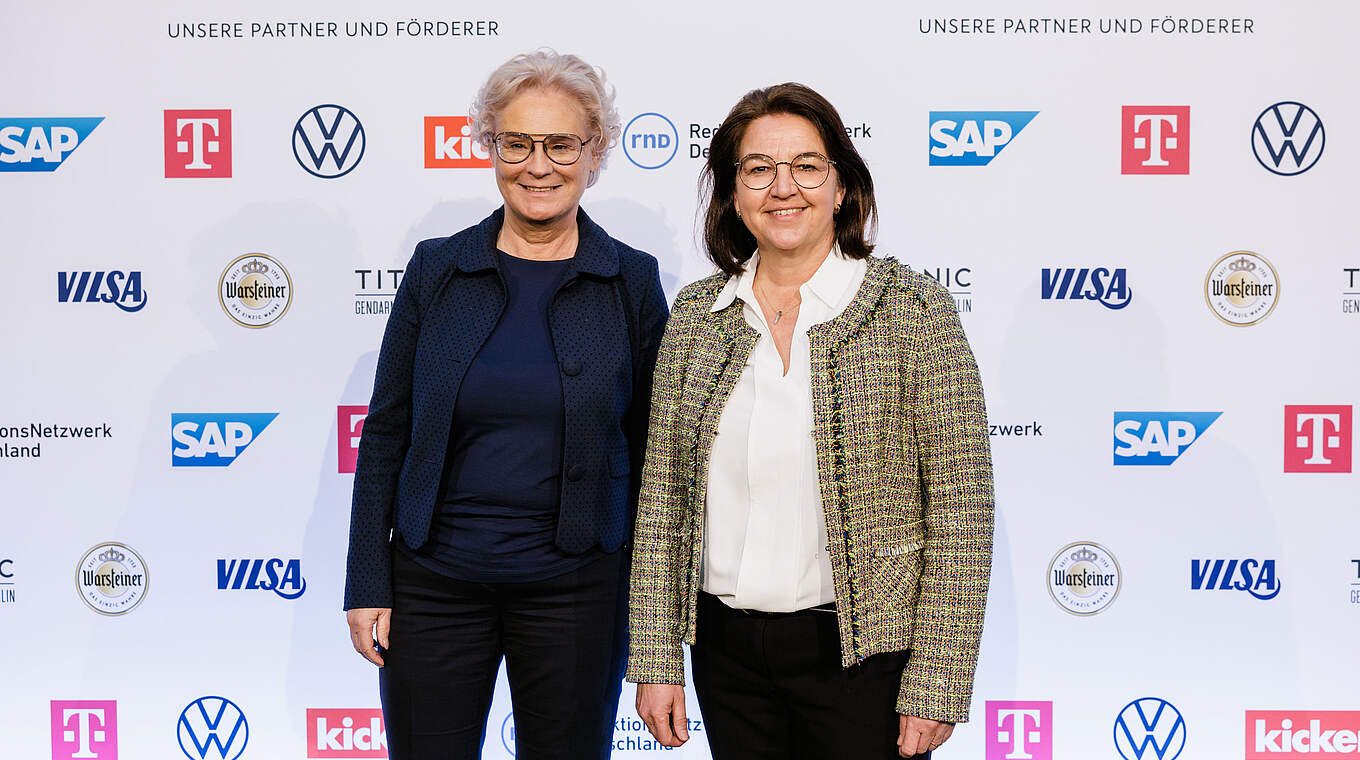 Christine Lambrecht (l.) und DFB-Generalsekretärin Heike Ullrich © Getty Images
