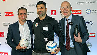 Bei den Herberger-Awards: Philipp Lahm, Serdal Celebi und Bernd Neuendorf (v.l.) © VW