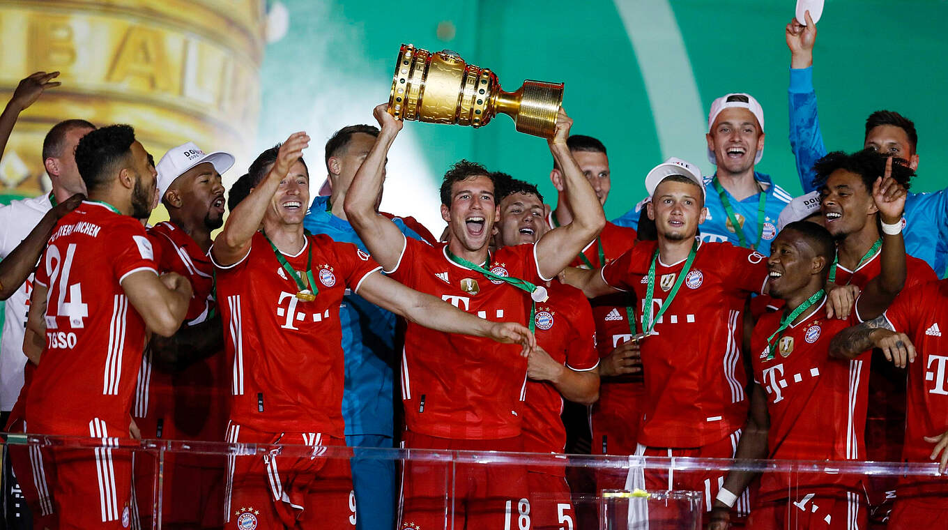 4:2 im Pokalfinale am 4. Juli 2020 gegen Leverkusen: Goretzka (mit Pokal) und Bayern © Imago