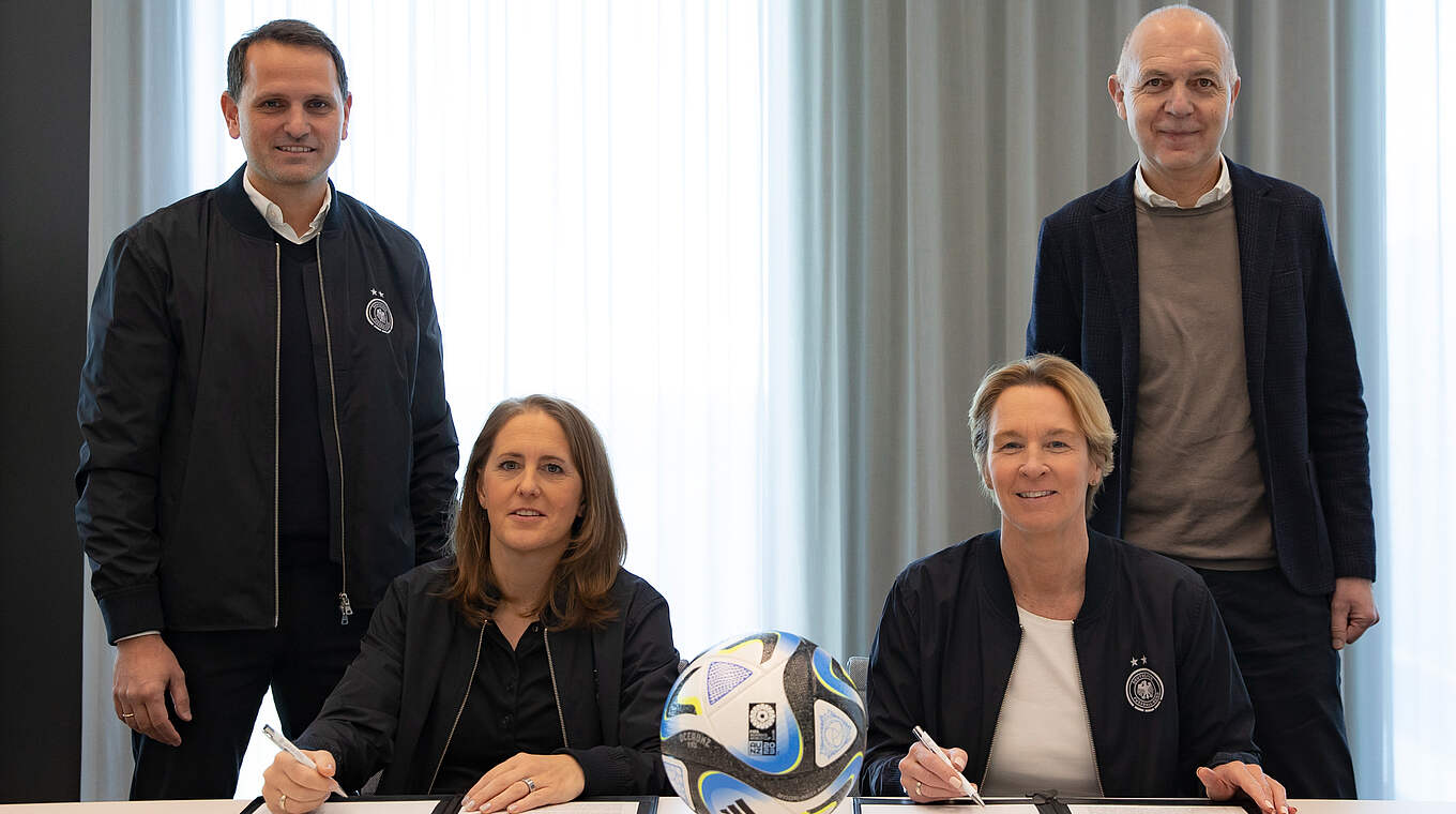 Neuendorf (r.): "Voss-Tecklenburg ist eine großartige Botschafterin des Frauenfußballs" © Thomas Böcker/DFB
