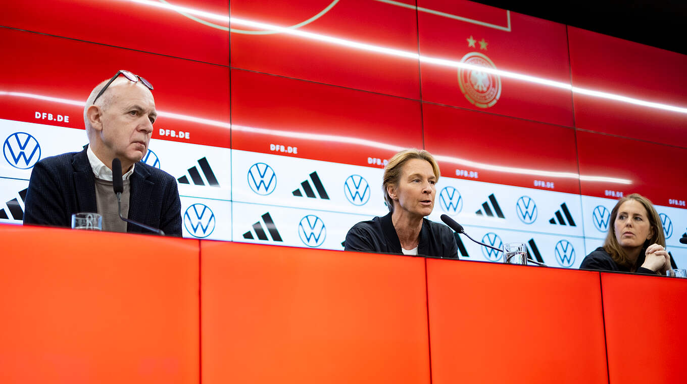 Martina Voss-Tecklenburg (M.): "Ich bin sehr stolz, Bundestrainerin sein zu dürfen" © Thomas Böcker/DFB