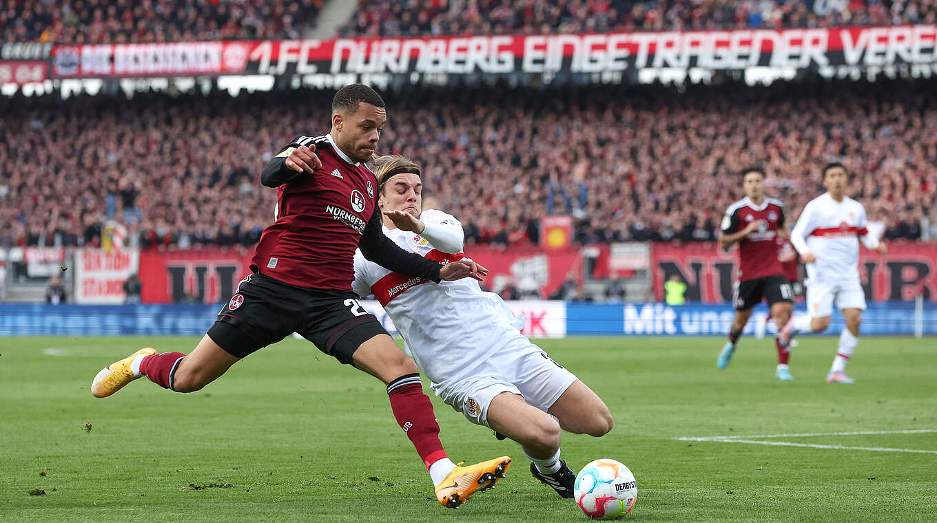 Ausgebremst: Stuttgarts Borna Sosa (r.) stoppt Jan Gyamerah © Getty Images