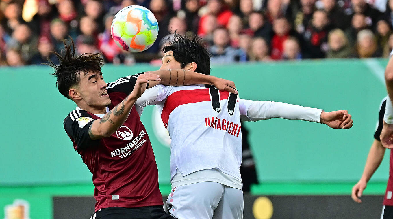 Intensives Duell: Nürnbergs Jens Castrop (l.) gegen Genki Haraguchi © imago