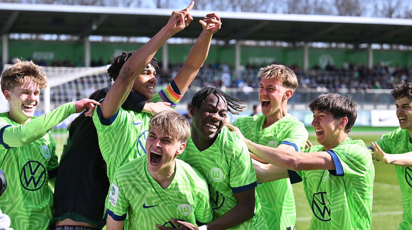 Strahlender Sieger im Elfmeterschießen: die U 17 des VfL Wolfsburg © 2023 Getty Images