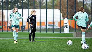 DFB-Coach Kathrin Peter (2.v.l.): 