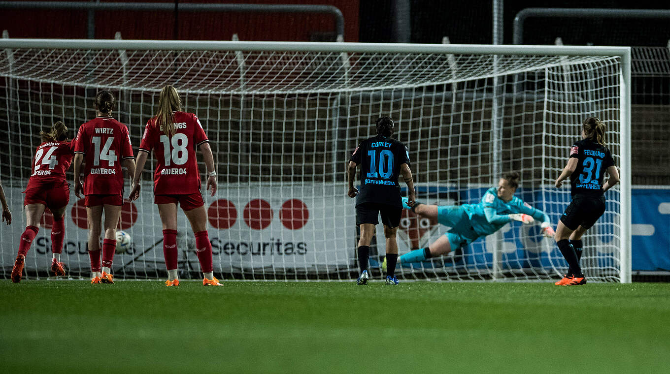 Bayer Leverkusen - TSG Hoffenheim: Jana Feldkamp (r.) trifft per Elfmeter © imago