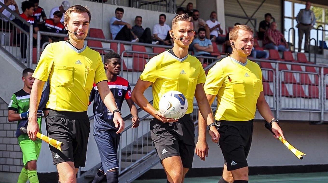 Schirigespann im Junioren-Pokalfinale: Besondere Ehre für Kristijan Rajkovski (M.) und Co. © Rot-Weiß Essen