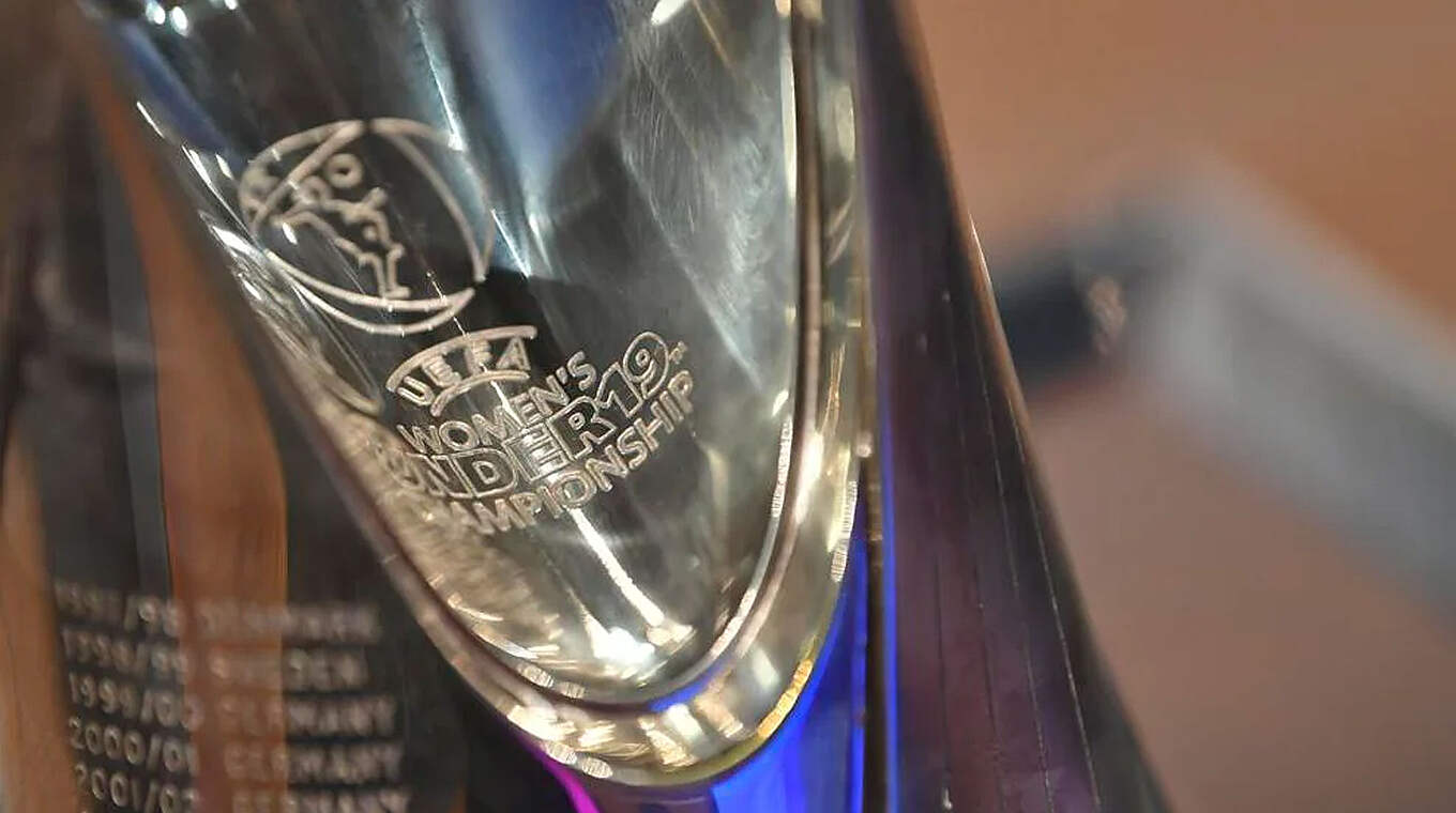 Das Objekt der Begierde: der EM-Pokal der U 19-Frauen © UEFA