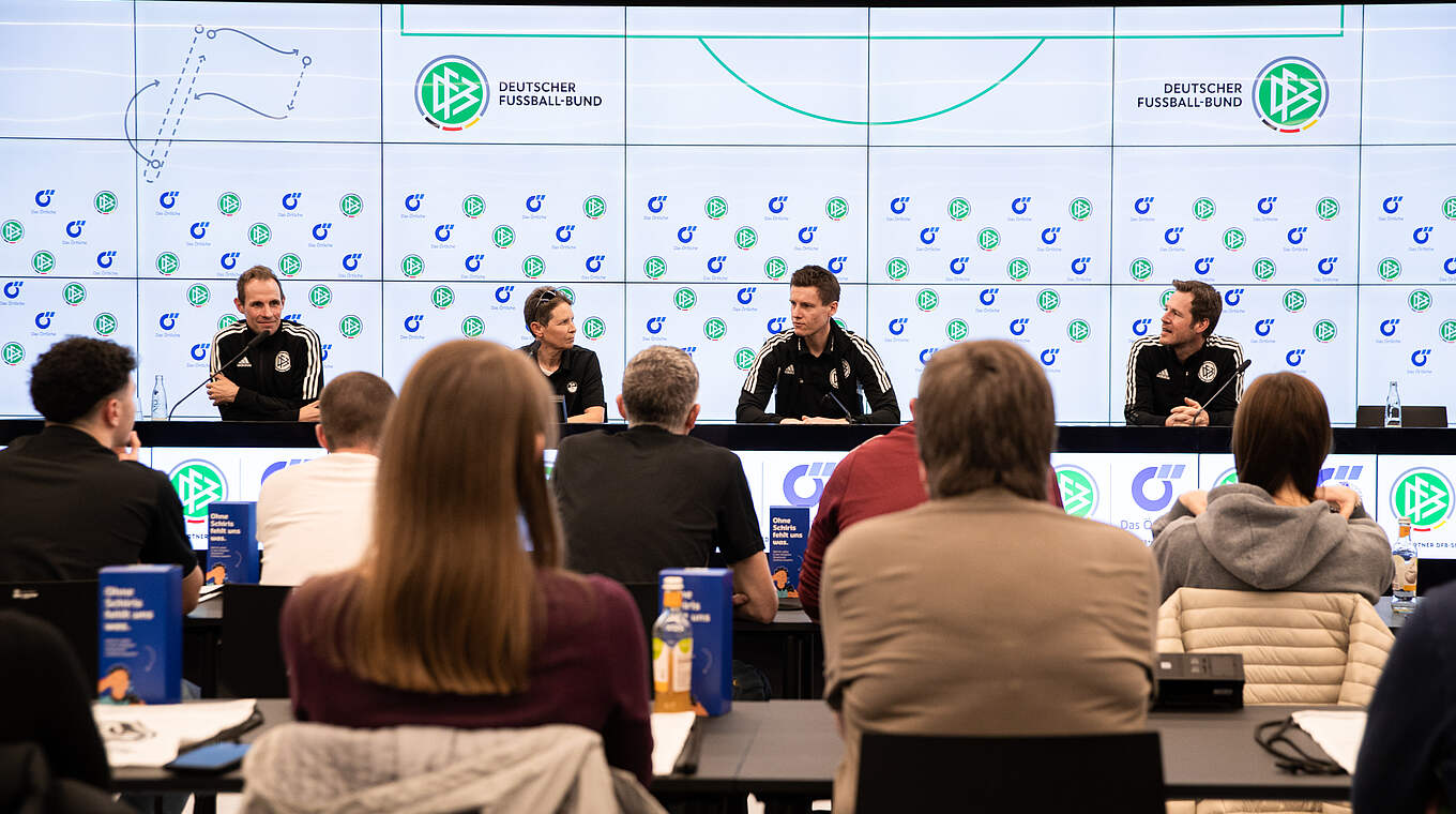 "Der beste Tag": Im Pressekonferenzraum werden zahlreiche Fragen beantwortet © Yuliia Perekopaiko/ DFB