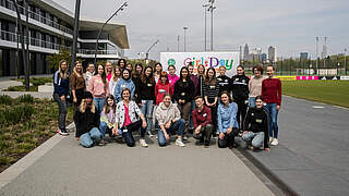 Glückliche Gesichter: 20 Schülerinnen auf dem DFB-Campus in Frankfurt © Lara Suffel/DFB