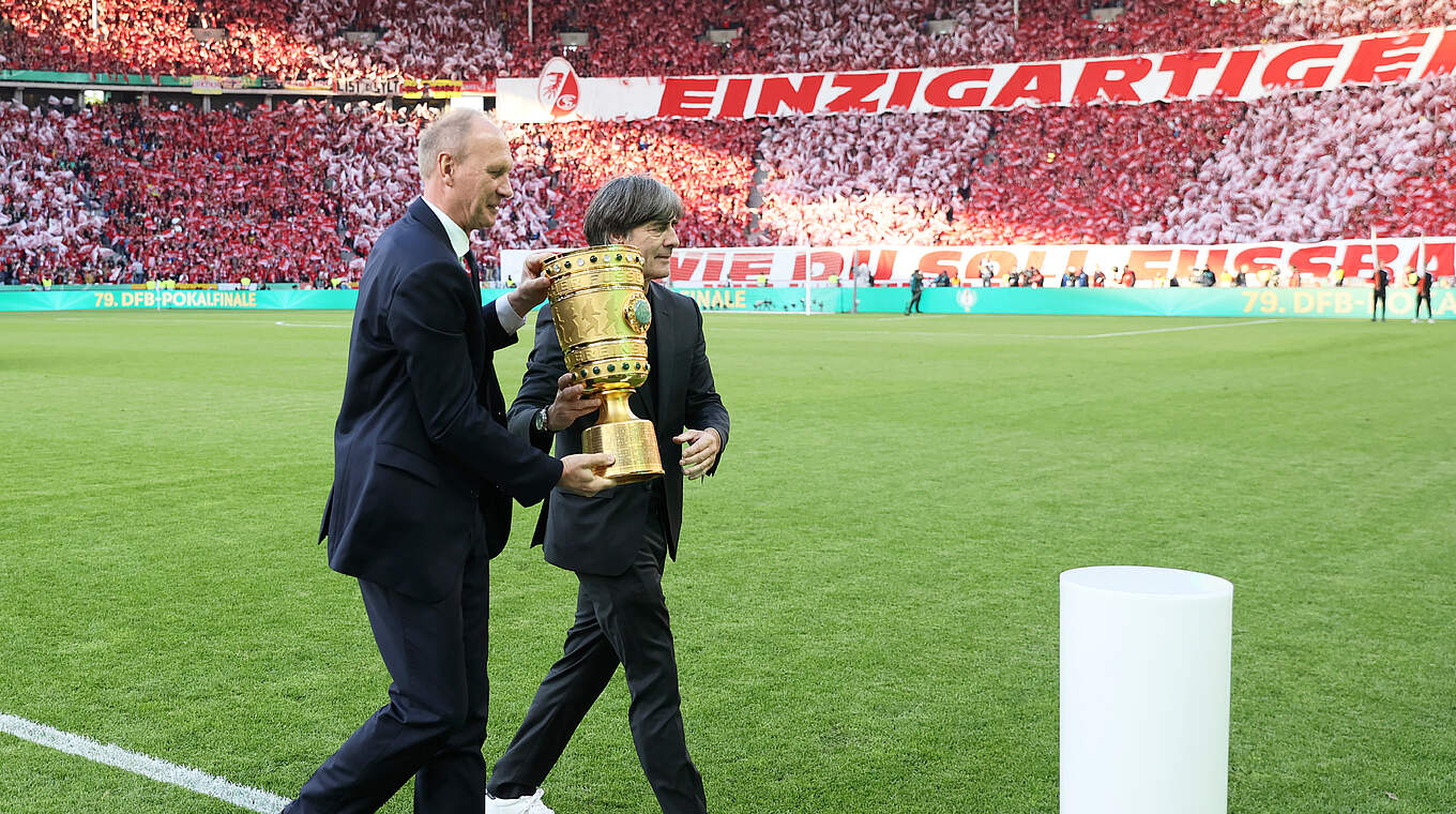 Vor beeindruckender Kulisse: Joachim Löw (r.) und Perry Bräutigam bringen den Pokal © GettyImages