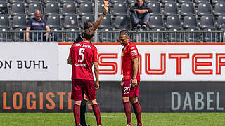 Muss zweimal aussetzen: Regensburgs Leon Guwara (r.) © imago