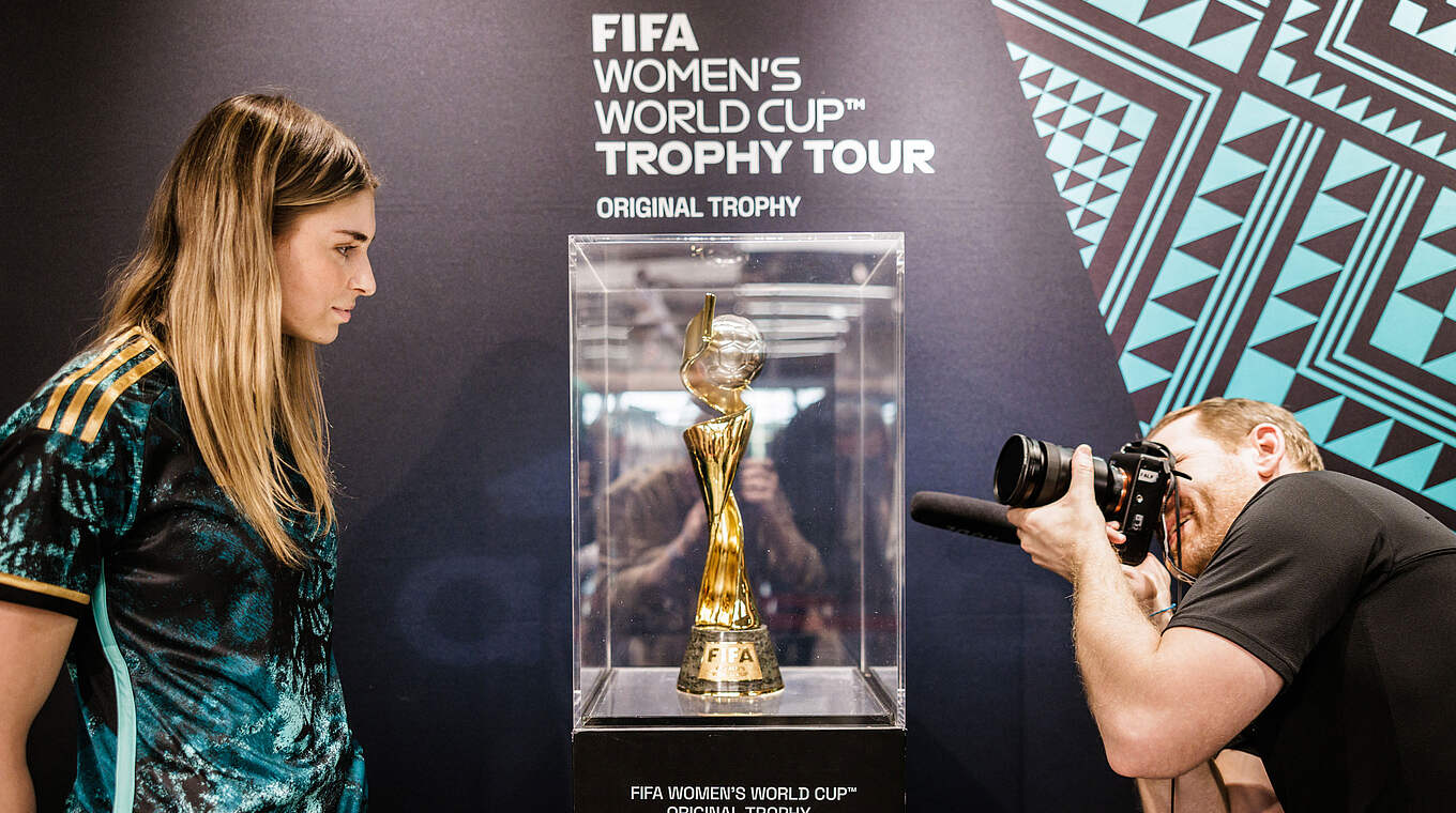 Leuchtende Augen: Auch Nationalspielerin Jule Brand bewundert den WM-Pokal © Getty Images