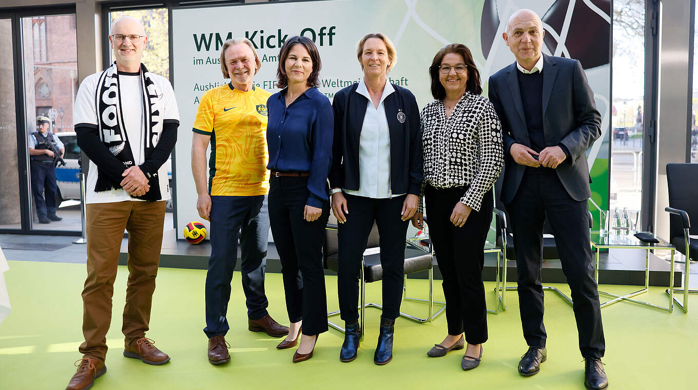 DFB-Präsident Bernd Neuendorf, DFB-Generalsekretärin Heike Ullrich, Bundestrainerin Martina Voss-Tecklenburg, Außenministerin Annalena Baerbock (von rechts nach links) © Getty Images