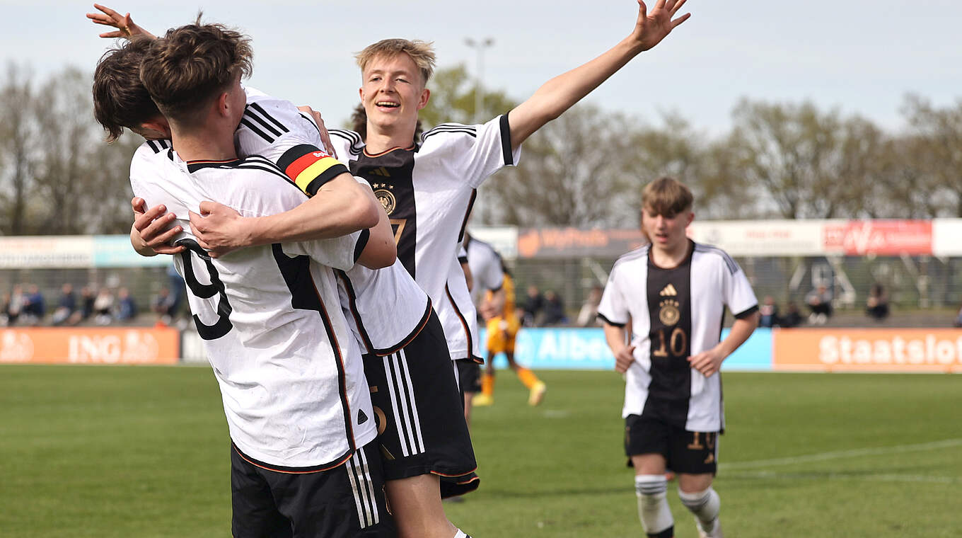 Riesenjubel: Die U 15-Junioren besiegen die Niederlande 3:0 © Christof Koepsel/ Stringer/ Getty Images for DFB