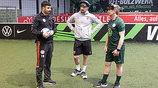 Expertengespräch: Blindenfußballer Serdar Celebi (l.) mit Fabio Pfohl und Roy Präger © Volkswagen
