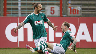Feier den Aufstieg in die 3. Liga: Der VfB Lübeck © Imago Images