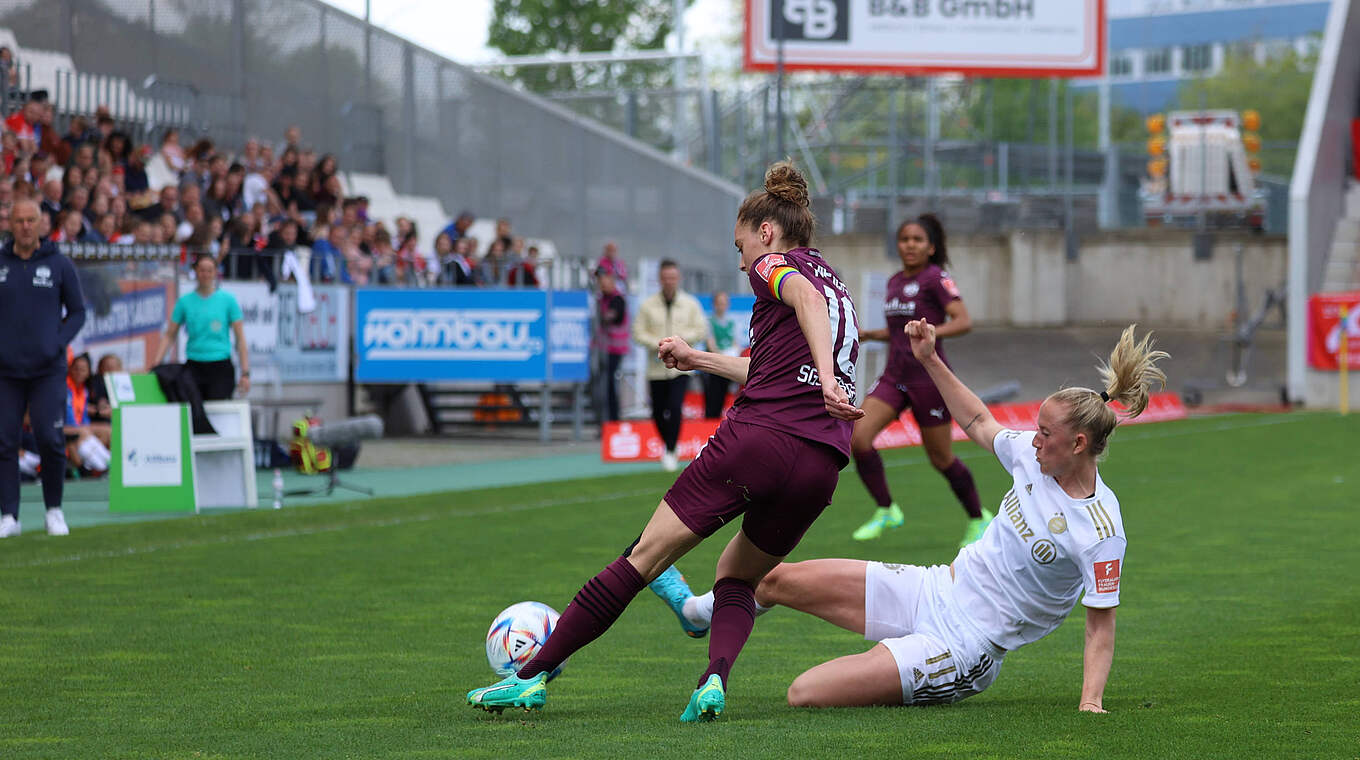 Kampf um jeden Ball: Bayerns Lea Schüller gegen Jacqueline Meißner (l.) © imago