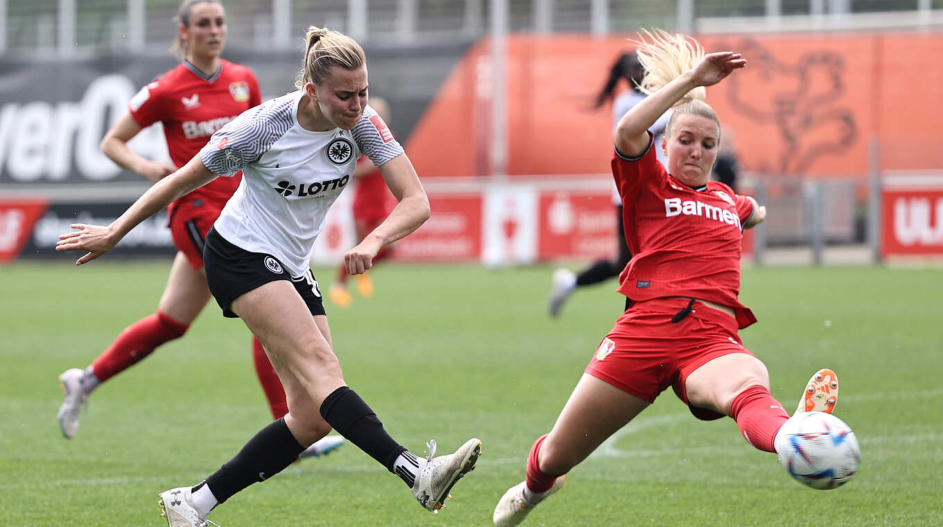 Umkämpfte Partie: Frankfurts Laura Freigang (l.) setzt sich gegen Melissa Friedrich durch © Getty Images