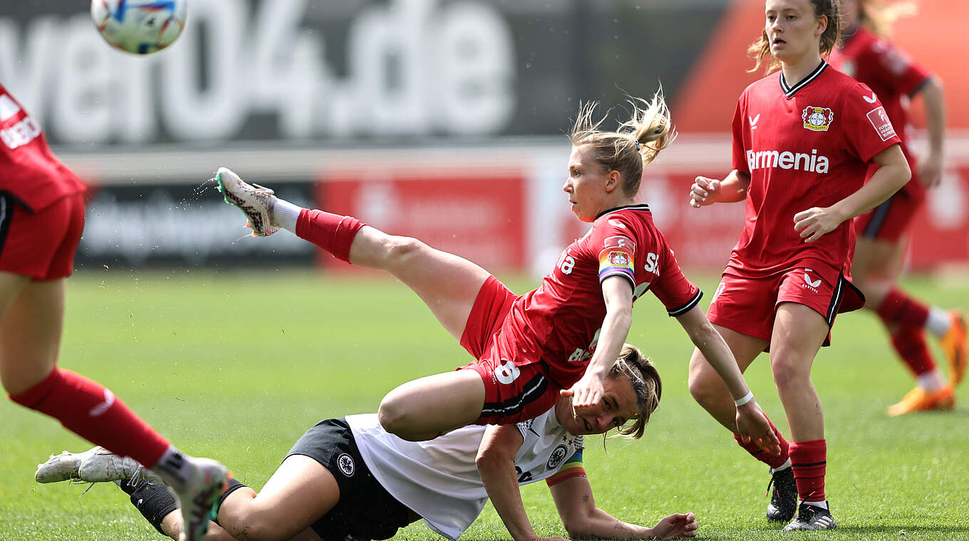 Bayer 04 Leverkusen - Eintracht Frankfurt: Elisa Senß (oben) und Lisa Pawollek im Duell © Getty Images