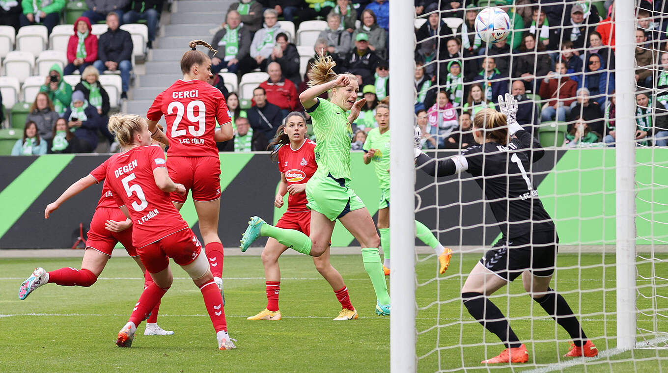VfL Wolfsburg - 1. FC Köln: Pauline Bremer (3. von rechts) köpft zum 1:0 ein © imago