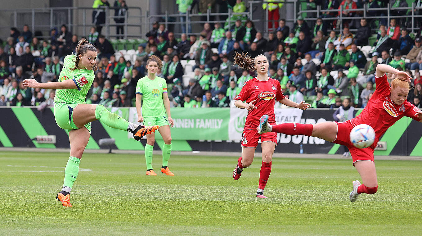 VfL Wolfsburg - 1. FC Köln: Lena Oberdorf (links) trifft zum 3:1 © imago