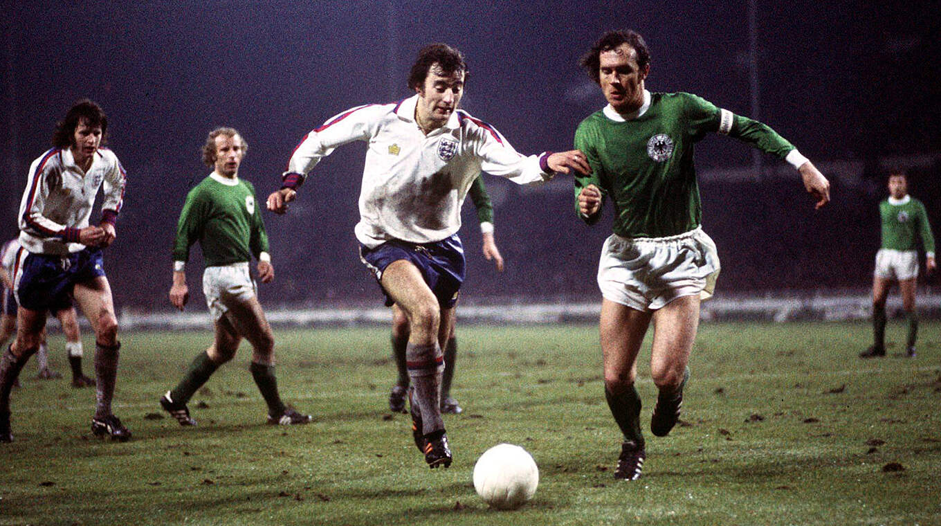 0:2 im 400. Länderspiel: Beckenbauer (2.v.r.) und Co. verlieren 1975 in Wembley © imago