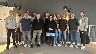 Gruppenbild mit DFB-Präsident: Fan-Club-Betreuer treffen Neuendorf (M.) im Campus © Fan Club Nationalmannschaft