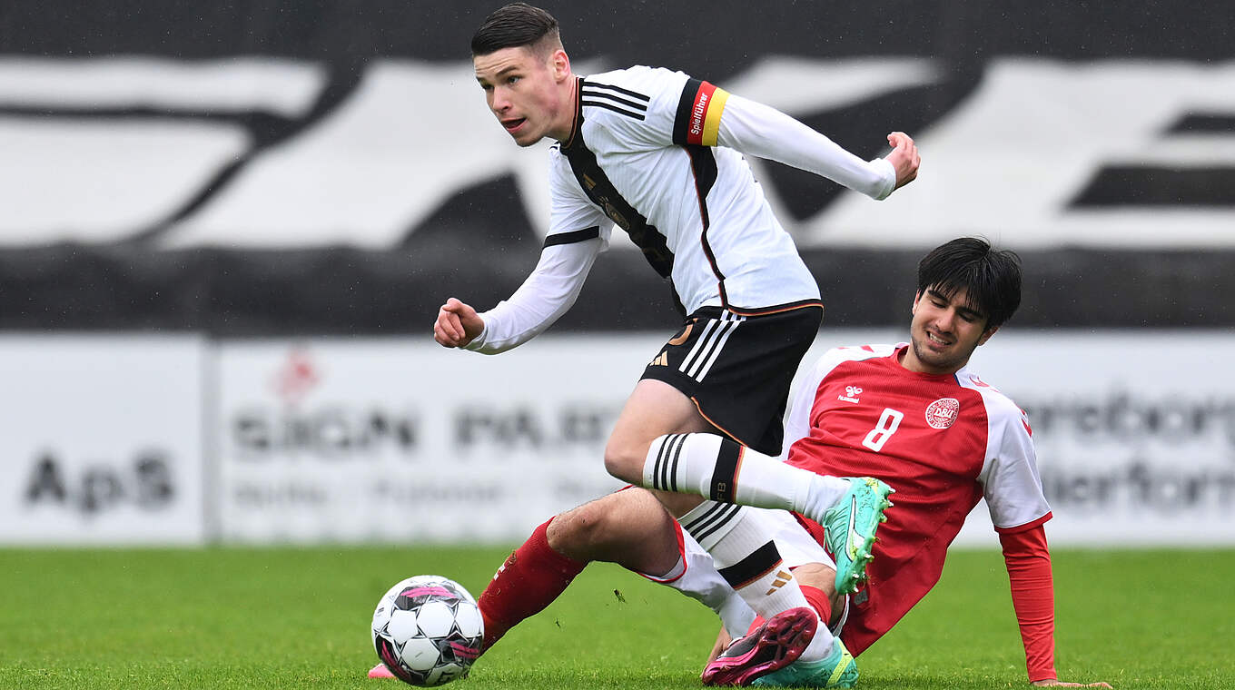 Hitzige Partie: Lukas Ulrich im Zweikampf mit Zidan Sertdemir © Oliver Hardt/Getty Images