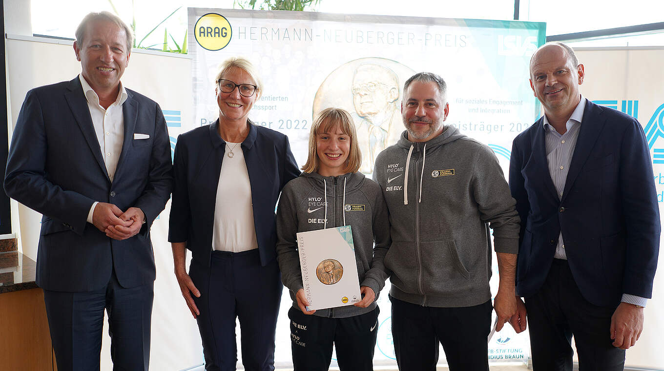 SV 07 Elversberg: Hauptpreis für vorbildliche Jugendarbeit in der Sparte Frauenfußball © Andreas Schlichter/Getty Images for DFB