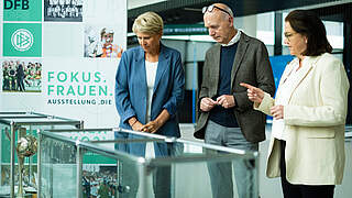 Besuchen die Ausstellung im DFB-Campus: Fitschen, Neuendorf und Ullrich © Thomas Böcker/DFB