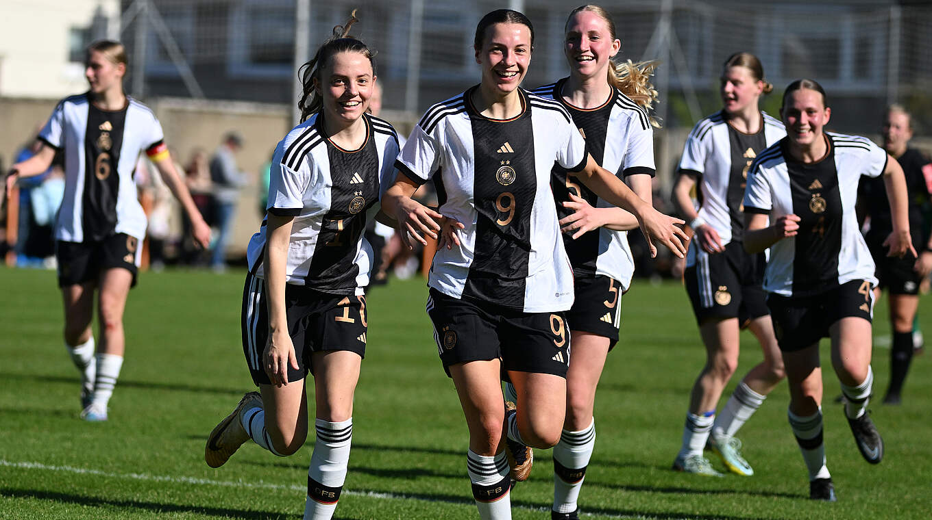 Jubel beim deutschen Team: Anja Zollner (M.) erhöht auf 2:0 © Getty Images