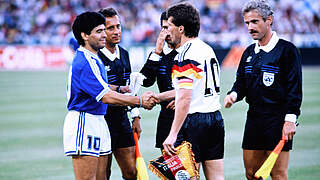 Rekordnationalspieler und -kapitän: Lothar Matthäus (2.v.r.) mit Diego Maradona © imago
