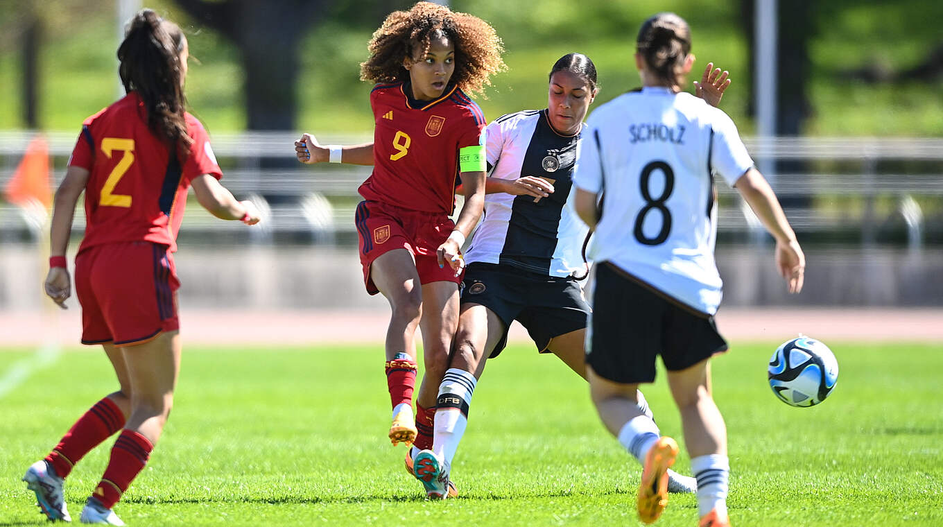 Macht mit ihren beiden Treffern den Unterschied: Spaniens Kapitänin Vicky López (2.v.l.) © Sam Barnes - Sportsfile/UEFA via Getty Images