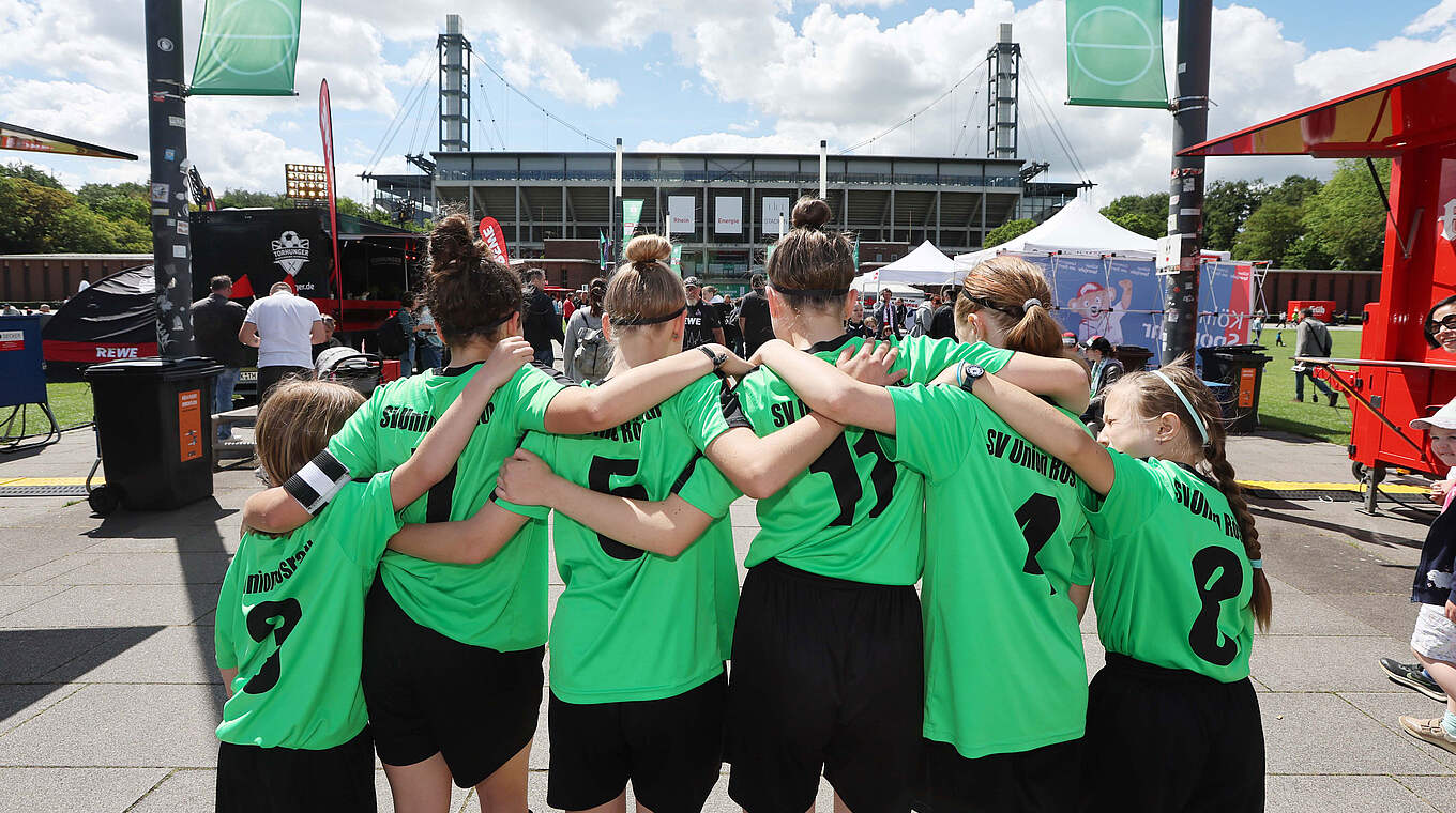 Talente auf den Vorwiesen des Kölner Stadions: 1200 Mädchen nehmen an Turnieren teil © Herbert Bucco/Stadt Köln Sportamt